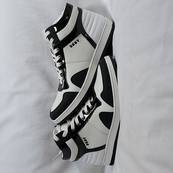 DKNY - Picture 2 of 10